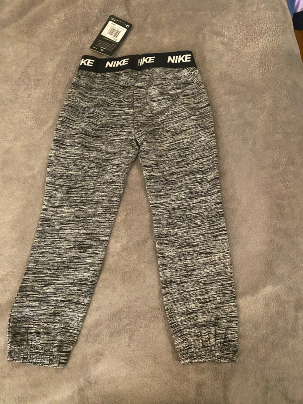 Nike Girls Active Set - Black Hoodie, Gray Top & Heathered pants - Picture 8 of 9